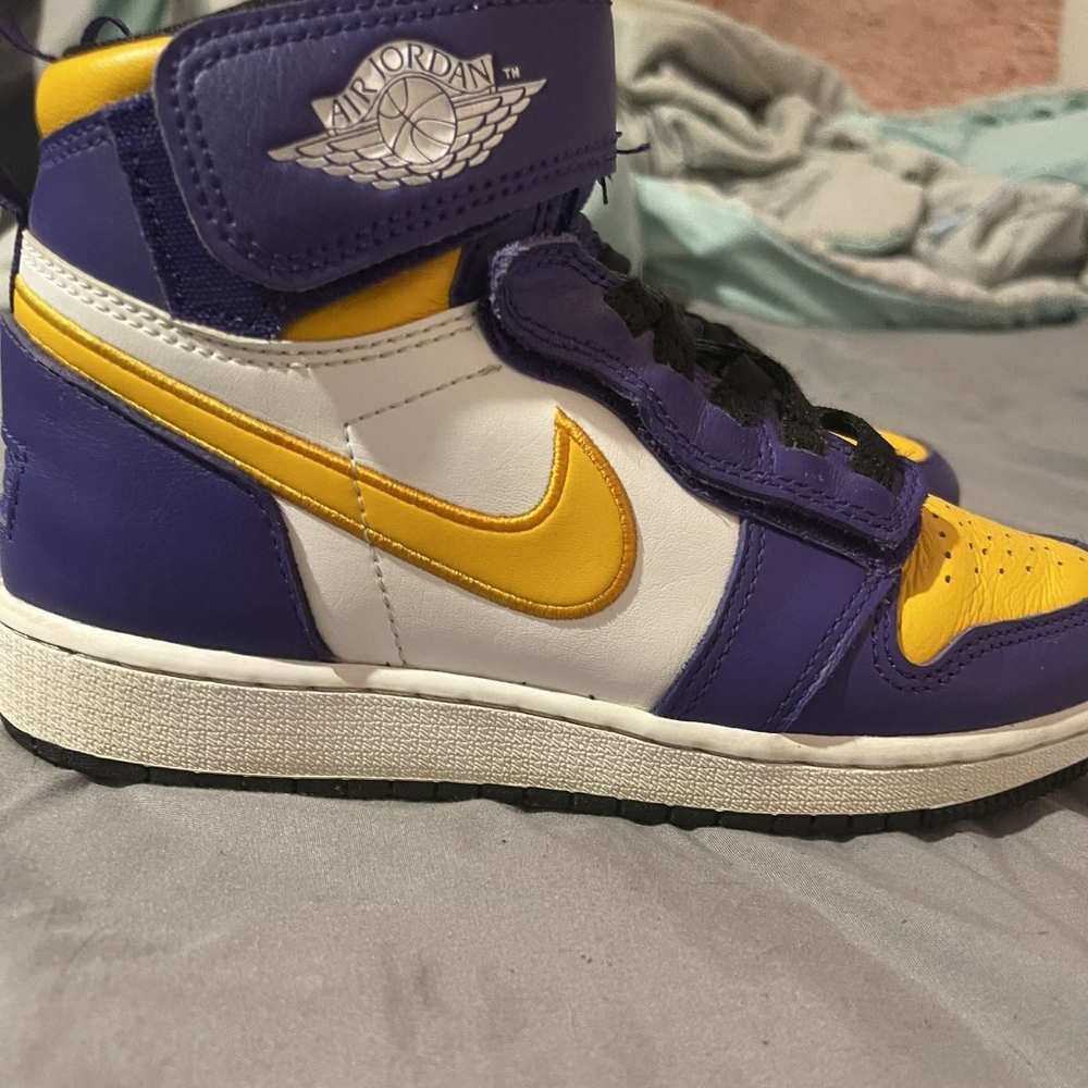 Jordan 1 mid Lakers colors